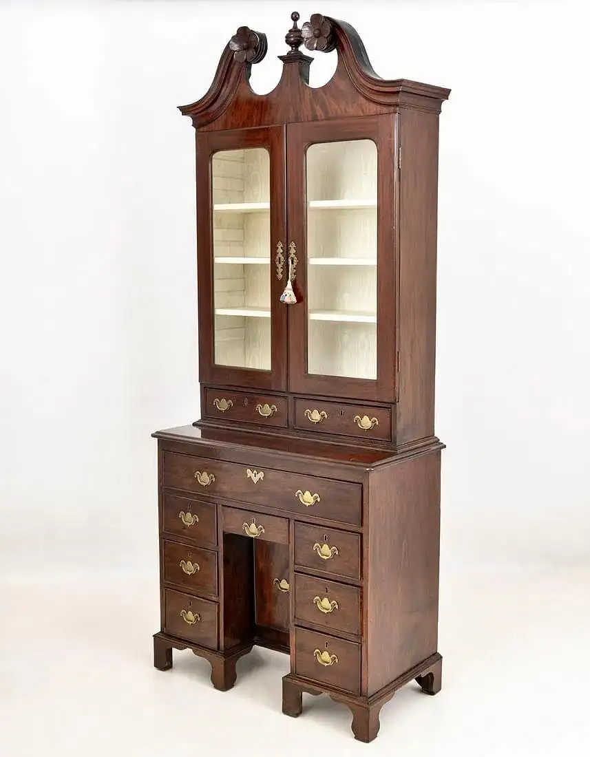 18th Century Irish Mahogany Secretaire Cabinet Attributed to Christopher Hearn - Image 2