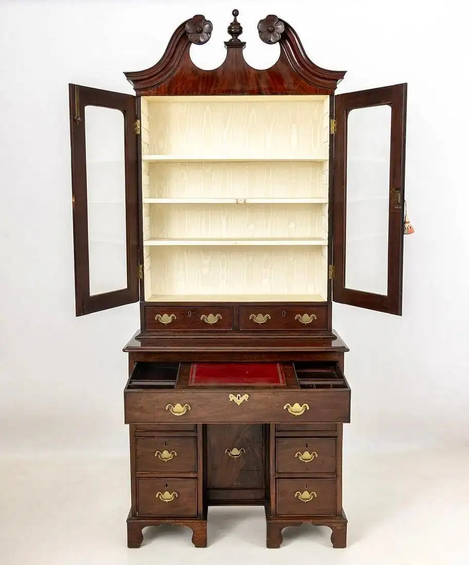 18th Century Irish Mahogany Secretaire Cabinet Attributed to Christopher Hearn - Image 3